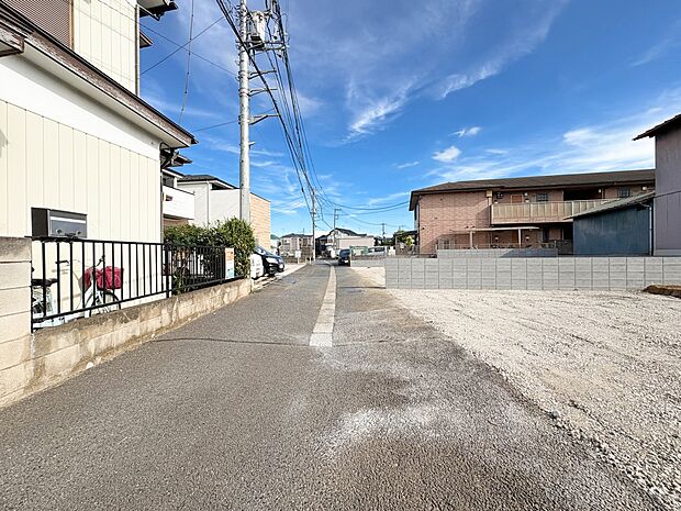 【前面道路】車の通行が少ないので、静かな住環境を維持することができます。