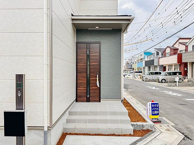 【玄関】玄関はおうちの顔と言われます。玄関アプローチは、外観デザインの印象を左右します。ご家族の個性を出しながら、素敵な玄関でお客様をお迎えしてください。