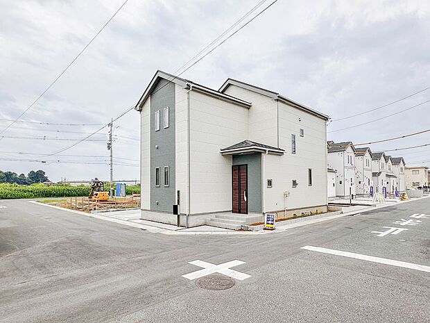 【前面道路】家の前をまっすぐの通りが走っている。クルマは少なく、人々は毎朝、ウォーキング、ジョギング、犬の散歩など、フリーな朝時間を過ごしている。