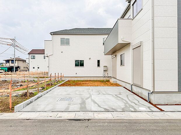 【駐車場】カースペース2台可/駐輪スペース。広々カースペースです。自転車、バイクなども置き場に困りません。
