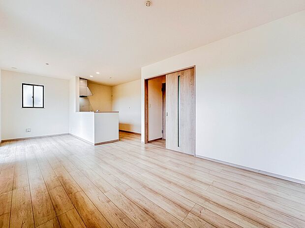 【リビングダイニング】シンプルなデザインの家は風情がある。住む人のこだわりを感じる。外観も内装もいたってシンプル。居心地がよく、家事や趣味、子育てなどにも集中できる。家も人間も熟成するほどシ…