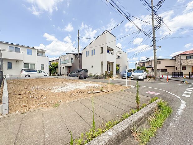 1号棟【前面道路8M】家の前をまっすぐの通りが走っている。クルマは少なく、人々は毎朝、ウォーキング、ジョギング、犬の散歩など、フリーな朝時間を過ごしている。