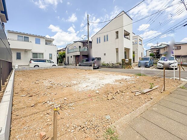 1号棟【外観】家族の温かさと陽光の暖かさ、楽しい毎日と明るい未来を予感させる「空間が織り成すひとつ先の住み心地」を演出します。