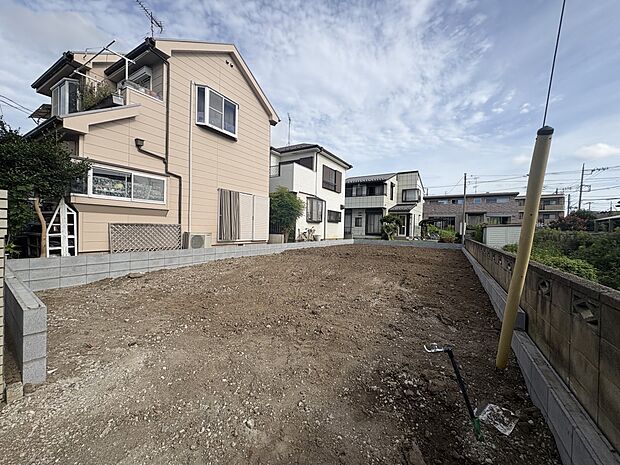 【外観】堂々たる趣ながら、主張し過ぎずどこか余裕を感じさせるシャープなフォルムで佇む邸宅は、晴天の空と照らし合わせる事で、本来あるべき完成形の姿を見せてくれます。