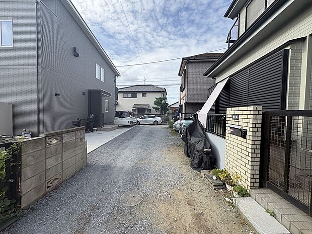 【前面道路4ｍ】車の通行が少ないので、静かな住環境を維持することができます。