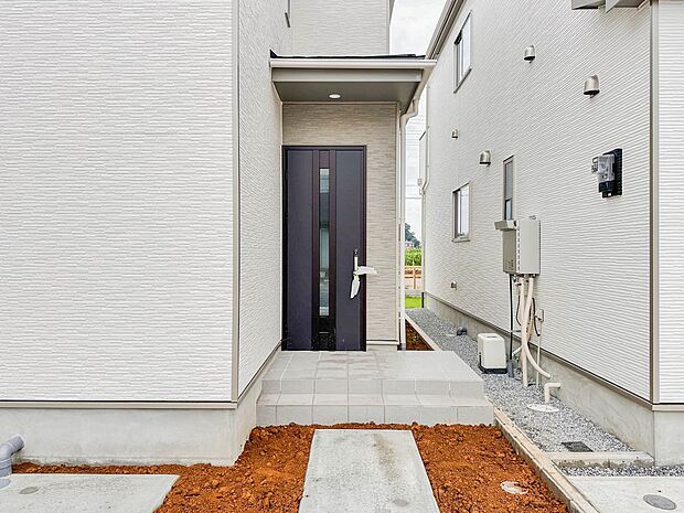【玄関】家の顔となる玄関は、高いデザイン性が求められます。高級感と断熱性、防犯性に優れた玄関ドアを標準装備。ピッキング対策のセキュリティサムターン等、防犯に考慮しました。