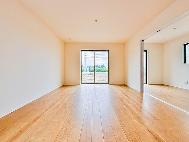 【リビング】うららかな陽射しがどのお部屋にも降り注ぎますように、快適さを追求した間取設計。得難い立地環境での生活を恵みの豊かな永住の地へと変えてくれます。
