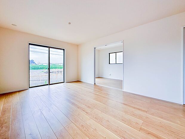 【リビング】通風・採光に優れ、心地よい光と風が溢れています。贅沢で豊かな居住性とプライドを満たすクオリティが見事に調和した住空間。新築ならではの快適なひとときをご体感頂ける筈です。