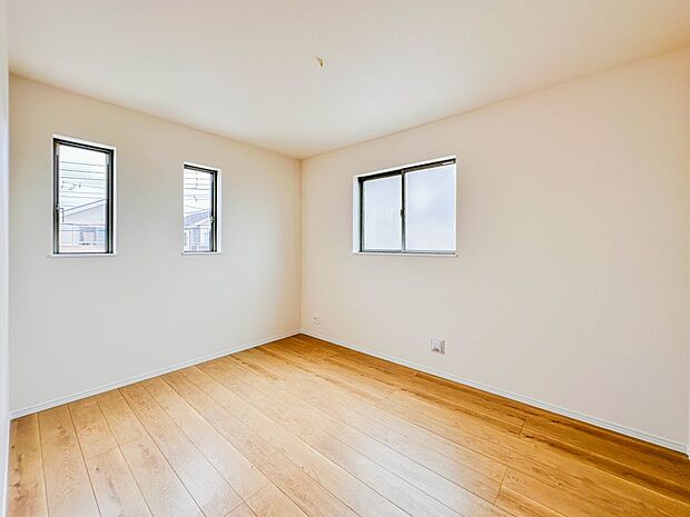 【子供部屋】お子様のお部屋にぴったりなクロークを備えたフローリング仕様の洋室です。