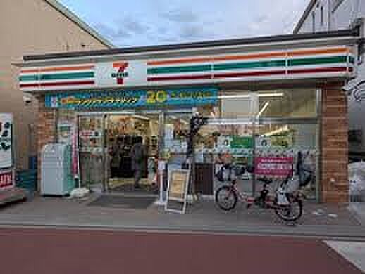 コンビニ 550m セブンイレブン浦和東高砂店(セブンイレブンは近くて便利を掲げています。近くとは、心の近さ。便利とはモノが期待以上の品質でお客さまに届くこと。セブン銀行など新しいサービスを…
