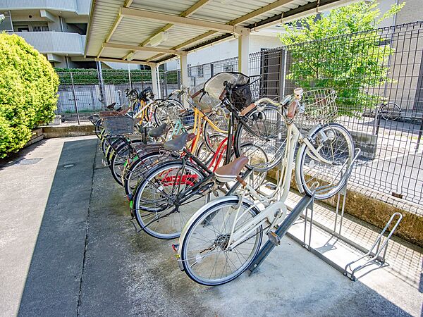 【駐輪場】駐輪場があると自転車を自由に出し入れ出来るので便利。屋根付きで雨にさらされる心配もありません。