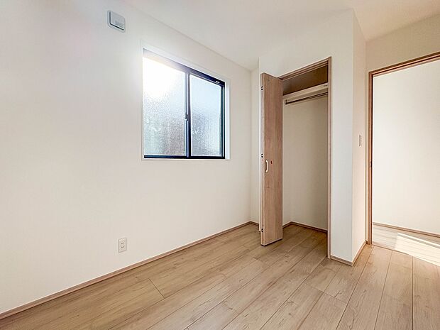 【子供部屋4.1帖】お子様のお部屋にぴったりなクロークを備えたフローリング仕様の洋室です。