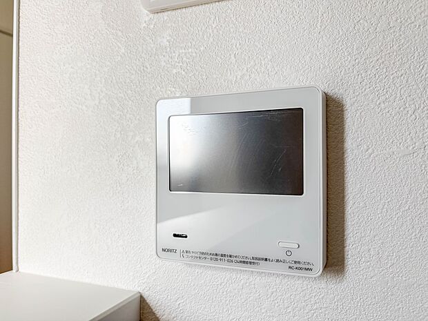 【オートバス】パネルからワンタッチで自動的にお湯張りができる設備。お風呂のお湯がたまったかどうかいちいち浴室へ確認に行かずにすみ、うっかりお湯を溢れさせてしまうこともなくなります。
