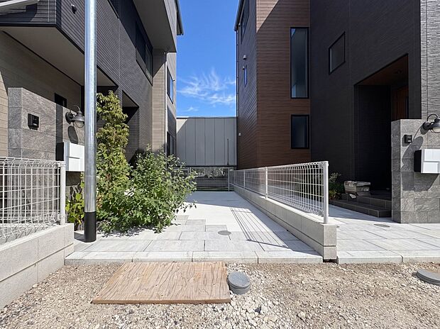 【駐車場】毎日の生活にマイカーが必須という方は、購入を検討する際、駐車場があることは大事な条件です。毎日の通勤や家族の送迎、買い物やお出かけなどクルマのある暮らしを満喫したい方は要チェック。…