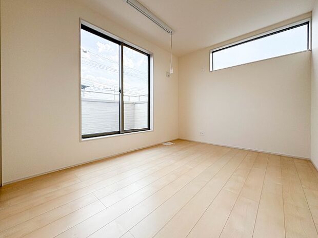 【寝室6帖】シンプルな内装はおしゃれのポイントです。シンプルは華美より飽きがこないからです。色や模様でおしゃれ感をだす。それがシンプルイズビューティーです。