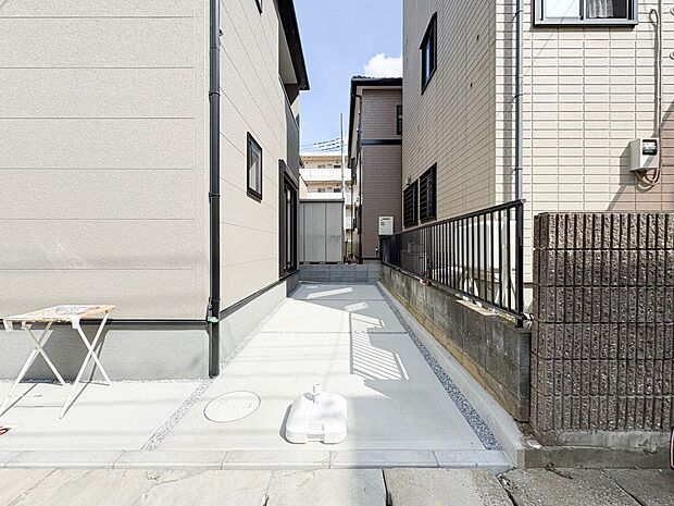 【駐車場】カースペース2台可／駐輪スペース。広々カースペースです。自転車、バイクなども置き場に困りません。