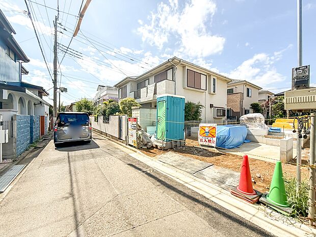 【前面道路4m】家の前をまっすぐの通りが走っている。クルマは少なく、人々は毎朝、ウォーキング、ジョギング、犬の散歩など、フリーな朝時間を過ごしている。