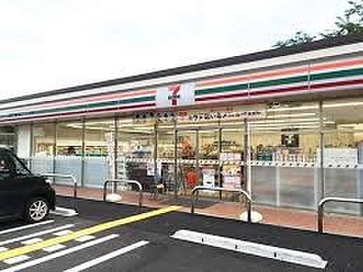 コンビニ 400m セブンイレブン浦和瀬ケ崎店(セブンイレブンは近くて便利を掲げています。近くとは、心の近さ。便利とはモノが期待以上の品質でお客さまに届くこと。セブン銀行など新しいサービスを…