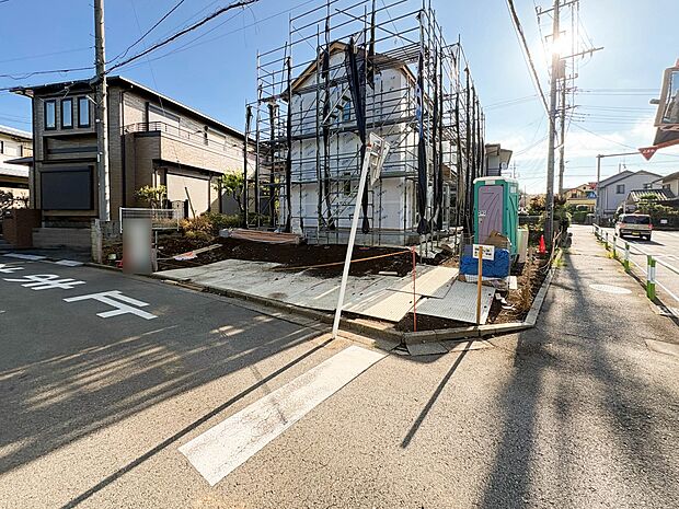 角地により日当たり良好。クルマは少なく、人々は毎朝、ウォーキング、ジョギング、犬の散歩など、フリーな朝時間を過ごしている。