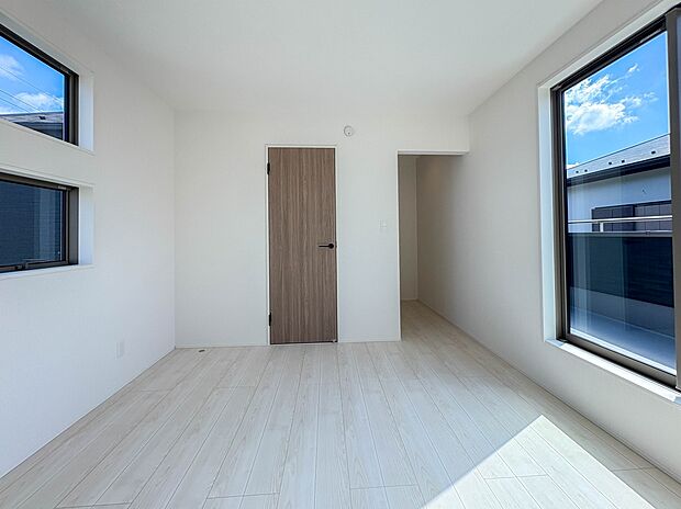 【寝室 洋室7帖】シンプルな内装はおしゃれのポイントです。シンプルは華美より飽きがこないからです。色や模様でおしゃれ感をだす。それがシンプルイズビューティーです。