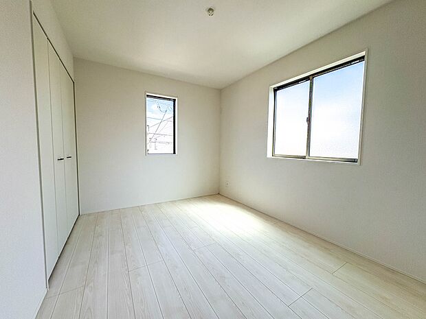 【子供部屋 洋室6帖】お子様のお部屋にぴったりなクロークを備えたフローリング仕様の洋室です。
