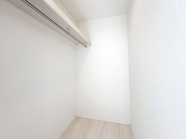 【ウォークインクローゼット】通常の部屋としても利用できますが、ウォークインクローゼットや書斎、子どものプレイルームなど、さまざまな用途に使うことができます。