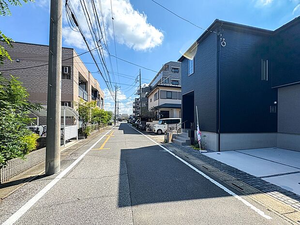 【前面道路】車の通行が少ないので、静かな住環境を維持することができます。