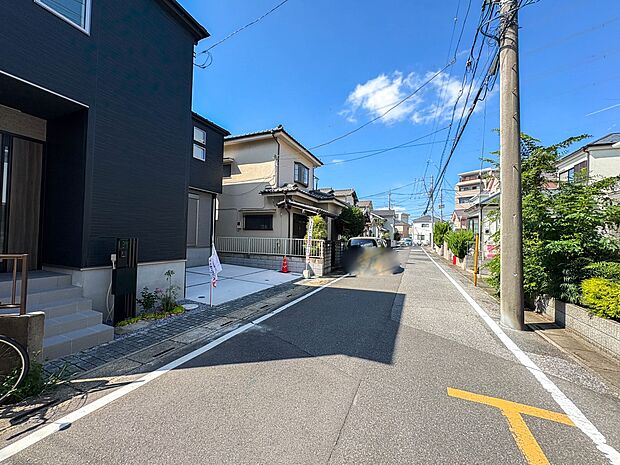 【前面道路6m】車の通行が少ないので、静かな住環境を維持することができます。