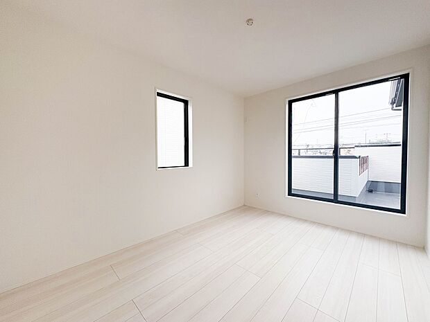 【子供部屋6帖】お子様のお部屋にぴったりなクロークを備えたフローリング仕様の洋室です。