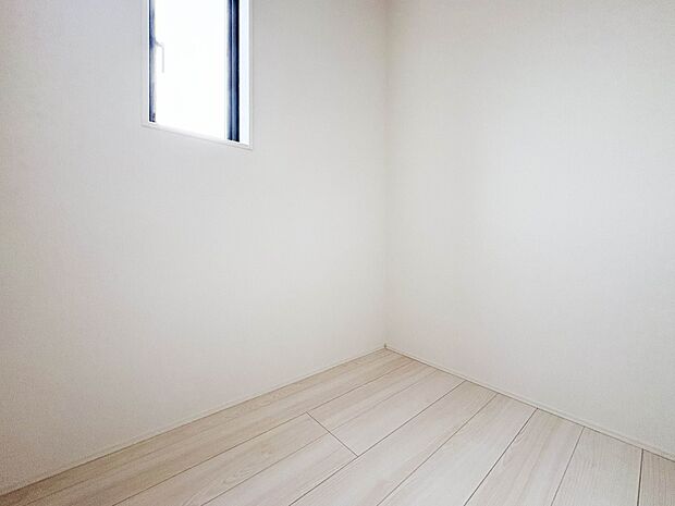 【収納】各所に配置された収納スペースは、洋服や小物はもちろんのこと、掃除機や日用予備品・お子様のおもちゃなど様々な物を収納して頂ける便利なスペースです。