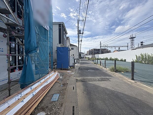 【前面道路】家の前をまっすぐの通りが走っている。クルマは少なく、人々は毎朝、ウォーキング、ジョギング、犬の散歩など、フリーな朝時間を過ごしている。
