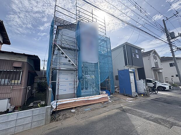 【外観】堂々たる趣ながら、主張し過ぎずどこか余裕を感じさせるシャープなフォルムで佇む邸宅は、晴天の空と照らし合わせる事で、本来あるべき完成形の姿を見せてくれます。