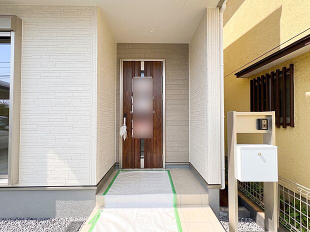 【玄関】玄関はおうちの顔と言われます。玄関アプローチは、外観デザインの印象を左右します。