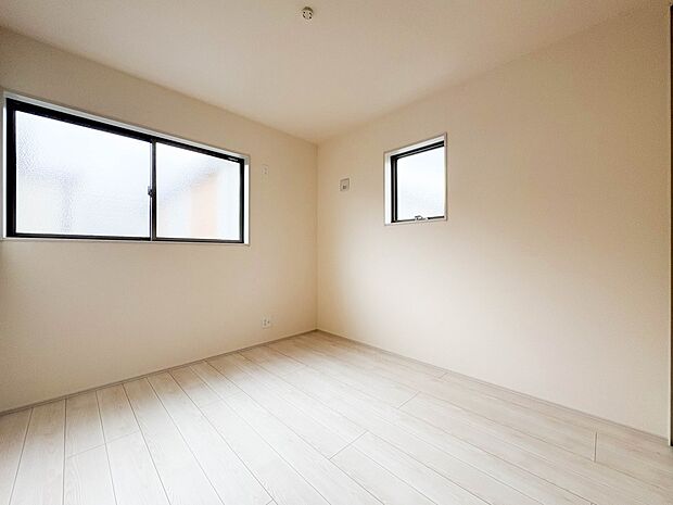 【子供部屋5.3帖】お子様のお部屋にぴったりなクロークを備えたフローリング仕様の洋室です。