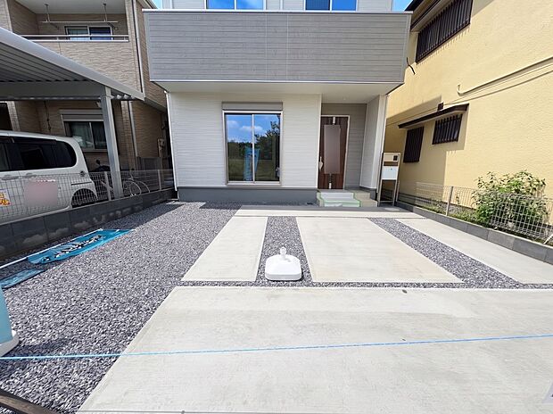 【駐車場】カースペース2台可/駐輪スペース。広々カースペースです。自転車、バイクなども置き場に困りません。