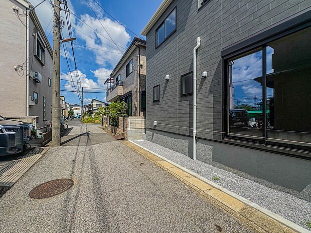 【前面道路4m】車の通行が少ないので、静かな住環境を維持することができます。