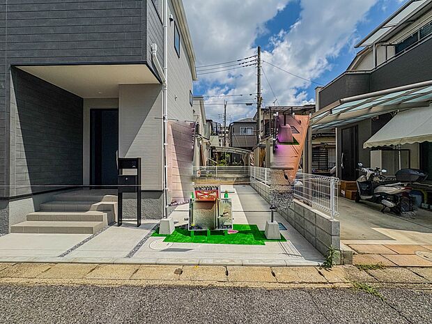 【駐車場】ゆったりとした駐車スペースを確保。大きめのお車でもOK。