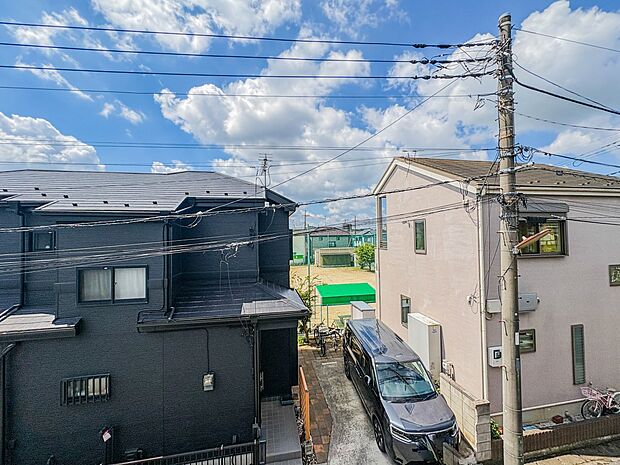 【眺望】朝の澄んだ空気や、夕方に吹く清々しい風を五感で感じられるバルコニー。