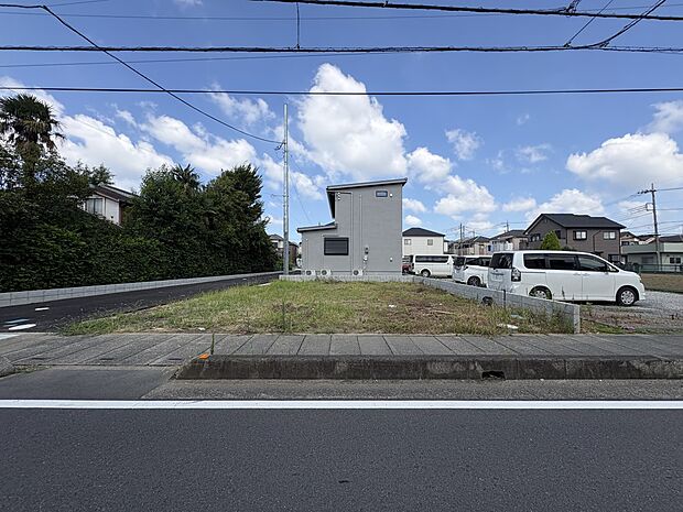 【外観】家族の温かさと陽光の暖かさ、楽しい毎日と明るい未来を予感させる「空間が織り成すひとつ先の住み心地」を演出します。※青空はイメージです。