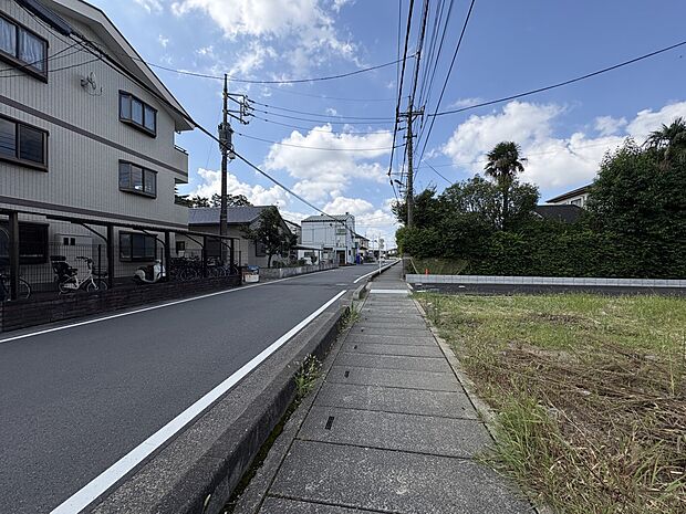 【前面道路】車の通行が少ないので、静かな住環境を維持することができます。※青空はイメージです。