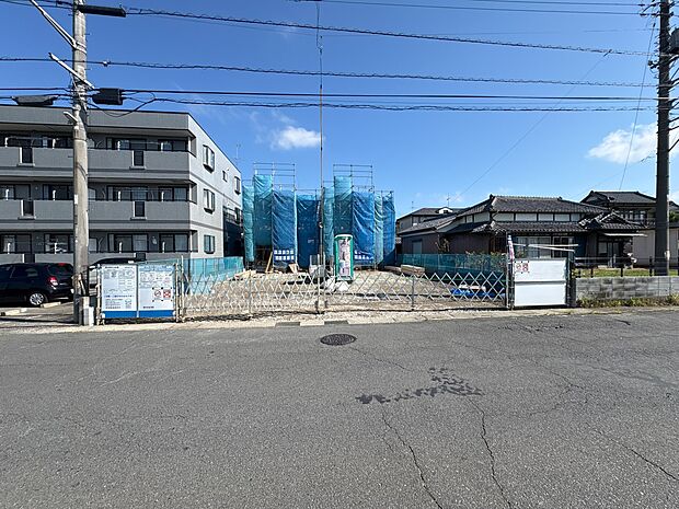 【前面道路、公道4m】家の前をまっすぐの通りが走っている。クルマは少なく、人々は毎朝、ウォーキング、ジョギング、犬の散歩など、フリーな朝時間を過ごしている。