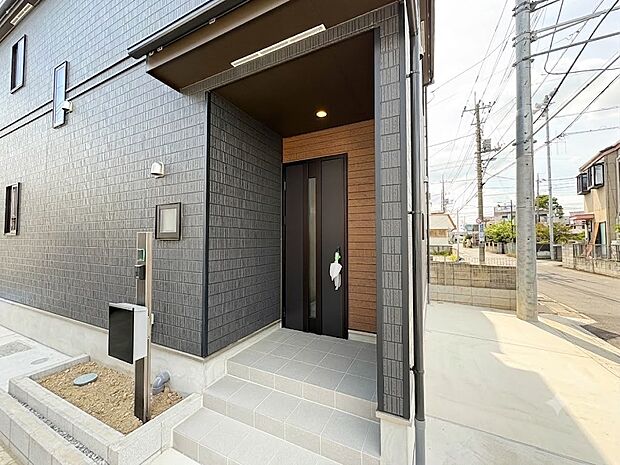 A号棟【玄関】家の顔となる玄関は、高いデザイン性が求められます。高級感と断熱性、防犯性に優れた玄関ドアを標準装備。ピッキング対策のセキュリティサムターン等、防犯に考慮しました。