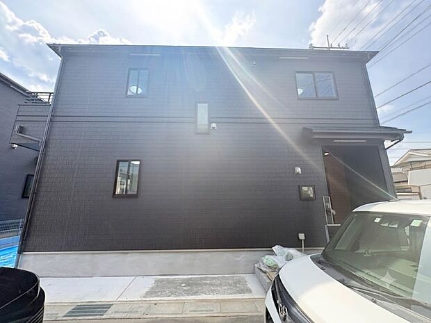 A号棟【ひとつ先の住み心地】家族の温かさと陽光の暖かさ、楽しい毎日と明るい未来を予感させる「空間が織り成すひとつ先の住み心地」を演出します。