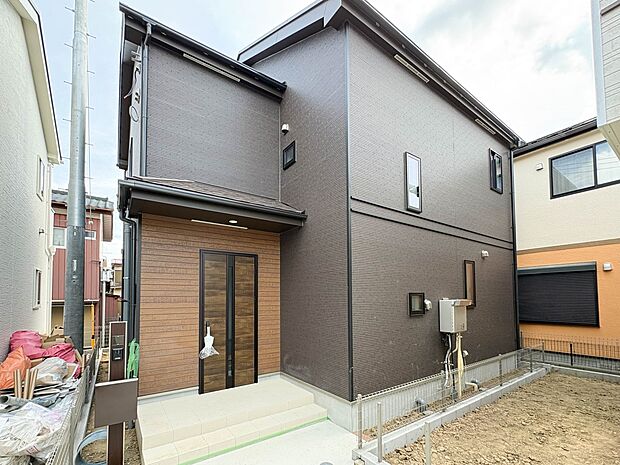 【外観】家族の温かさと陽光の暖かさ、楽しい毎日と明るい未来を予感させる「空間が織り成すひとつ先の住み心地」を演出します。