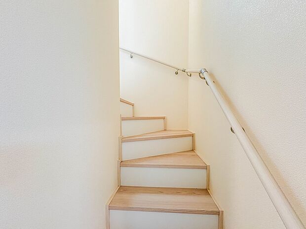 C号棟【手すり付階段】手すりがないと階段の昇り降りで危険なことはもちろん、壁に手をつきながら歩くことで壁紙が汚れやすくなります。すべての方に快適に昇り降りしていただくため、手すりを設置しまし…