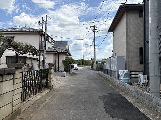 【前面道路4.2m】車の通行が少ないので、静かな住環境を維持することができます。