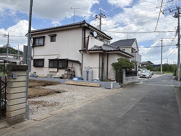 【前面道路4.2m】車の通行が少ないので、静かな住環境を維持することができます。