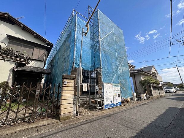 【外観】堂々たる趣ながら、主張し過ぎずどこか余裕を感じさせるシャープなフォルムで佇む邸宅は、晴天の空と照らし合わせる事で、本来あるべき完成形の姿を見せてくれます。
