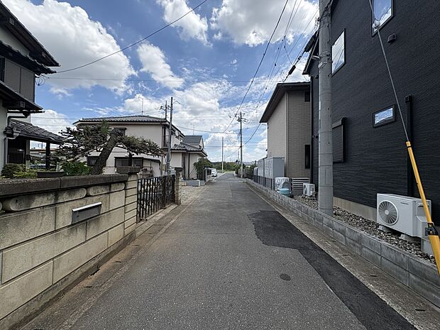【前面道路4.2ｍ】家の前をまっすぐの通りが走っている。クルマは少なく、人々は毎朝、ウォーキング、ジョギング、犬の散歩など、フリーな朝時間を過ごしている。