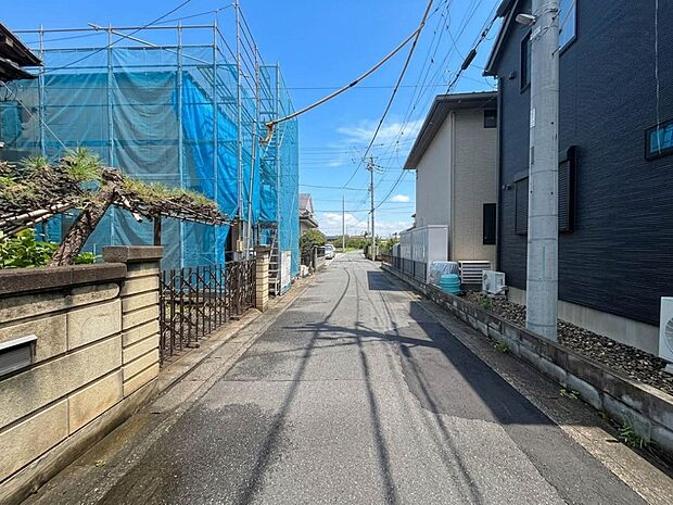 【前面道路4.2m】家の前をまっすぐの通りが走っている。クルマは少なく、人々は毎朝、ウォーキング、ジョギング、犬の散歩など、フリーな朝時間を過ごしている。